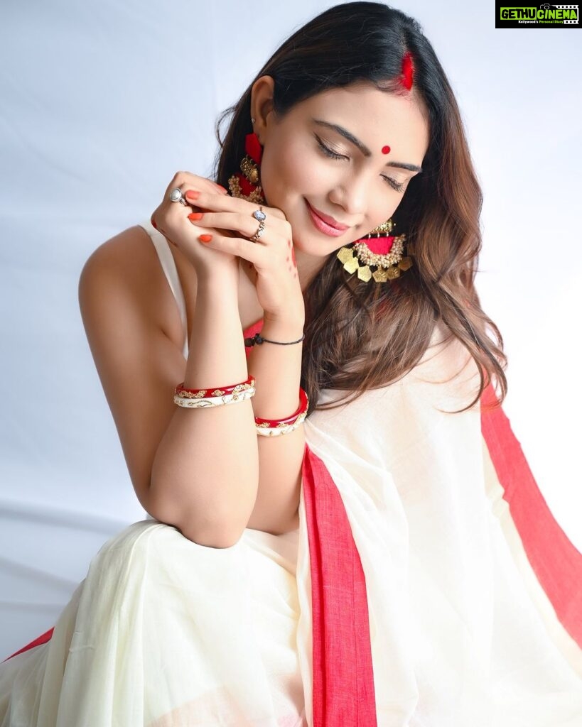 Pooja Banerjee Instagram - Shubho Maha Dashami 🙏🏻❤. Saree & blouse by @suta_bombay HMU @vibeshealthcare SHOT BY @atreo_akash #MAGICINRED&WHITE #bengalisaree #bengaligirl #DurgaPuja #DurgaPuja2023 #LalPaadSaree #MagicinRed&WhiteSaree #BoloBoloDurgaElo