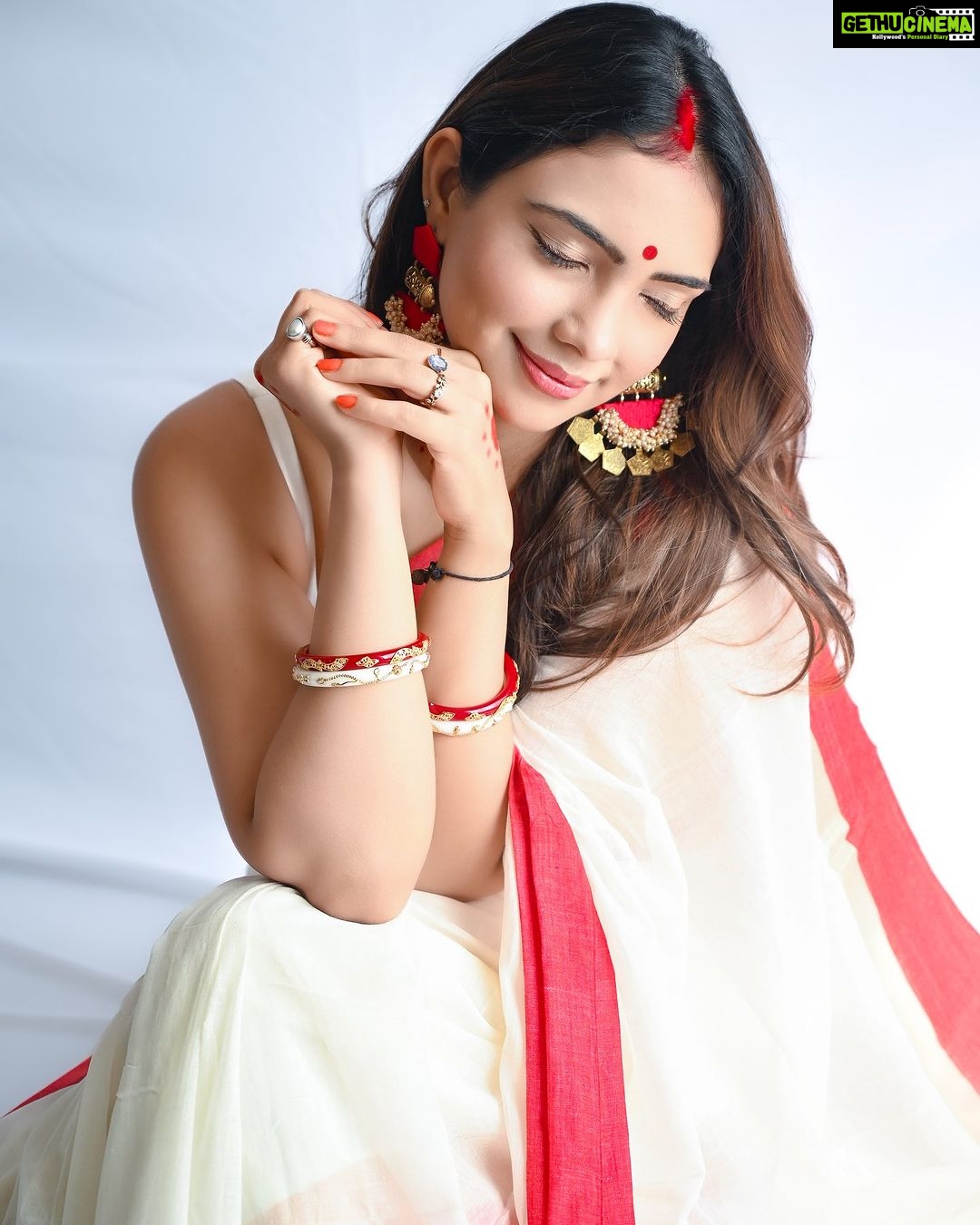 Pooja Banerjee Instagram - Shubho Maha Dashami 🙏🏻❤️. Saree & blouse by @suta_bombay HMU @vibeshealthcare SHOT BY @atreo_akash #MAGICINRED&WHITE #bengalisaree #bengaligirl #DurgaPuja #DurgaPuja2023 #LalPaadSaree #MagicinRed&WhiteSaree #BoloBoloDurgaElo