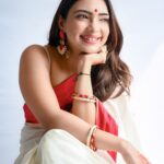 Pooja Banerjee Instagram - Shubho Maha Dashami 🙏🏻❤️. Saree & blouse by @suta_bombay HMU @vibeshealthcare SHOT BY @atreo_akash #MAGICINRED&WHITE #bengalisaree #bengaligirl #DurgaPuja #DurgaPuja2023 #LalPaadSaree #MagicinRed&WhiteSaree #BoloBoloDurgaElo