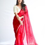 Pooja Banerjee Instagram – Shubho MahaAshtami 🙏🏻❤️ Happy Durga Puja 
Saree & blouse by @suta_bombay  HMU @vibeshealthcare SHOT BY @atreo_akash #MAGICINRED&WHITE #bengalisaree #bengaligirl #DurgaPuja #DurgaPuja2023 #LalPaadSaree  #MagicinRed&WhiteSaree #BoloBoloDurgaElo Nagpur