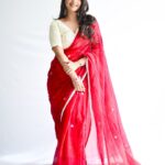 Pooja Banerjee Instagram - Shubho MahaAshtami 🙏🏻❤️ Happy Durga Puja Saree & blouse by @suta_bombay HMU @vibeshealthcare SHOT BY @atreo_akash #MAGICINRED&WHITE #bengalisaree #bengaligirl #DurgaPuja #DurgaPuja2023 #LalPaadSaree #MagicinRed&WhiteSaree #BoloBoloDurgaElo Nagpur
