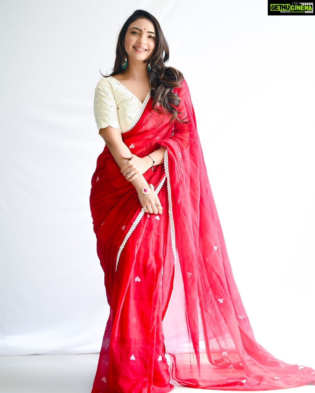 Pooja Banerjee Instagram - Shubho MahaAshtami šš»ā¤ļø Happy Durga Puja Saree & blouse by @suta_bombay HMU @vibeshealthcare SHOT BY @atreo_akash #MAGICINRED&WHITE #bengalisaree #bengaligirl #DurgaPuja #DurgaPuja2023 #LalPaadSaree #MagicinRed&WhiteSaree #BoloBoloDurgaElo Nagpur