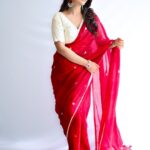Pooja Banerjee Instagram – Shubho MahaAshtami 🙏🏻❤️ Happy Durga Puja 
Saree & blouse by @suta_bombay  HMU @vibeshealthcare SHOT BY @atreo_akash #MAGICINRED&WHITE #bengalisaree #bengaligirl #DurgaPuja #DurgaPuja2023 #LalPaadSaree  #MagicinRed&WhiteSaree #BoloBoloDurgaElo Nagpur
