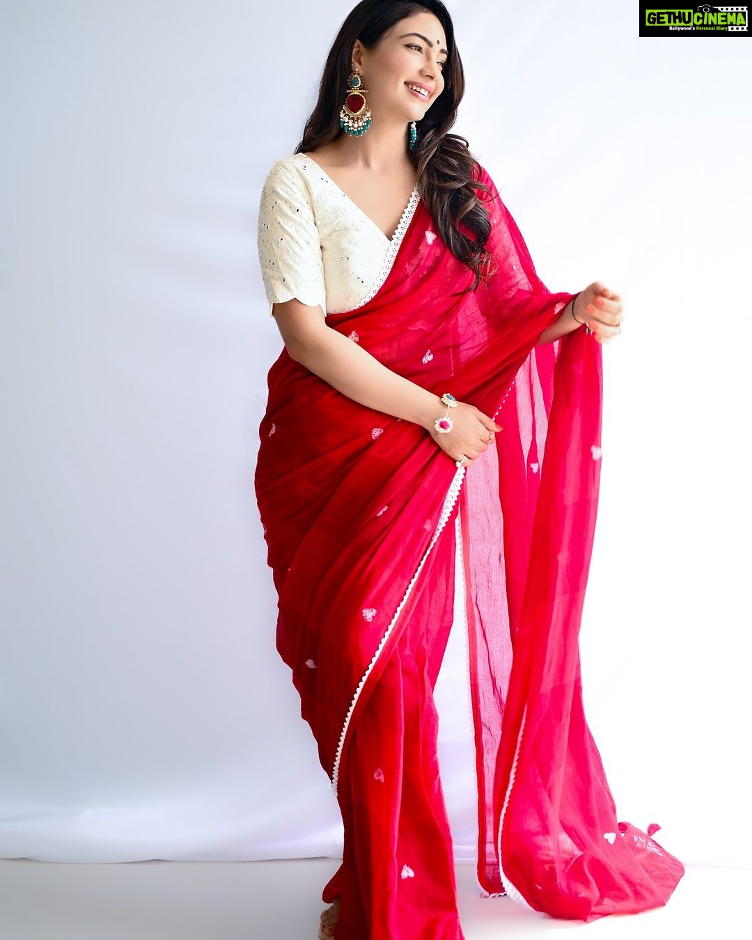 Pooja Banerjee Instagram - Shubho MahaAshtami šš»ā¤ļø Happy Durga Puja Saree & blouse by @suta_bombay HMU @vibeshealthcare SHOT BY @atreo_akash #MAGICINRED&WHITE #bengalisaree #bengaligirl #DurgaPuja #DurgaPuja2023 #LalPaadSaree #MagicinRed&WhiteSaree #BoloBoloDurgaElo Nagpur