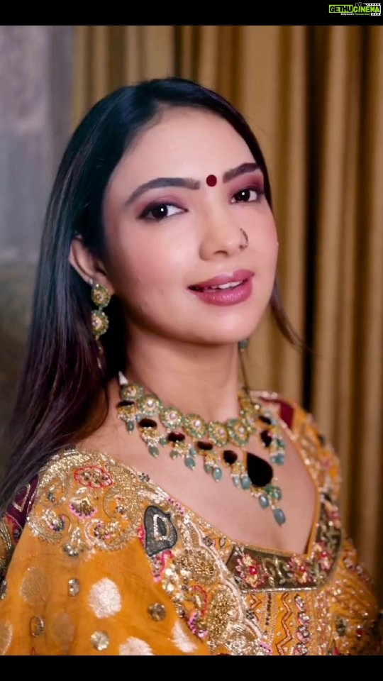 Pooja Banerjee Instagram - Garba nights are all about getting ready,pooja,garba and prasad! It was real fun to get ready for Garba and dance my heart out! Tv Actress@poojabanerjeee Makeup and hair @vglow_makeupandhair Shot by @adphottography #navratri #garba #makeup #dance #fun #prasad #9daysofnavratri #garbanight Pride Hotel Nagpur