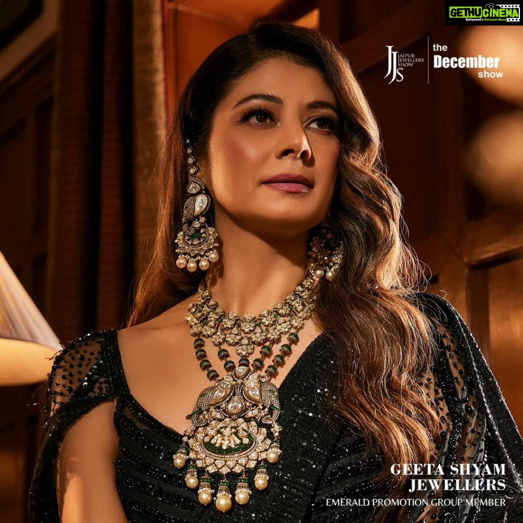 Pooja Batra Instagram - @geetashyamjewel, a royal jewellery brand celebrated for skillfully fusing innovation with timeless elegance. Drawing its inspiration from the opulent heritage of Polki Jadau Jewellery, paying homage to rich culture and time-honored traditions. The enchanting Geeta Shyam's collection, features exclusive Fine Rose-Cut, Jadau Emerald Jewellery. Their inclusion in the prestigious Emerald Group Promotion by JJS ushers in a captivating journey. Save the Date for the December Show! December 22 to 25, 2023 JECC Sitapura, Jaipur #JaipurJewelleryShow #JJS #TheDecemberShow #JJS2023 #JJSJaipur #EmeraldPromotionGroup #JewelleryDesigners #Emeralds #JadauJewellery #BridalJewellery #GeetaShyamJewellers @poojabatra Jaipur Jewellery Show