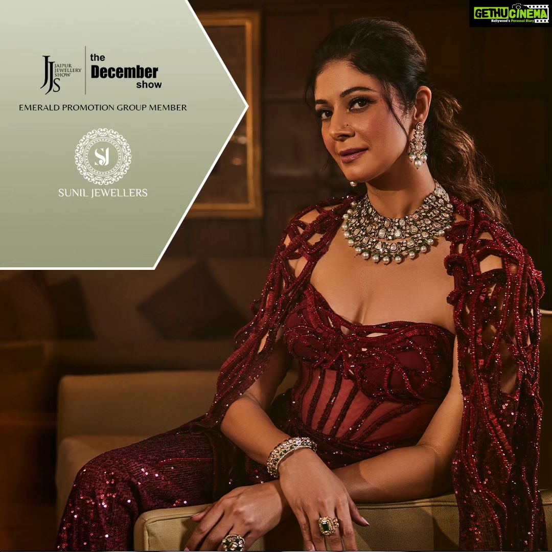 Pooja Batra Instagram - As JJS welcomes @suniljewellersjaipur to the Emerald Group Promotion, a revered traditional jewellery manufacturer known for seamlessly blending contemporary designs with a rich heritage. A harmonious balance between tradition and innovation, creating jewellery that pays homage to their rich heritage while captivating modern tastes. Their exclusive emerald jewellery pieces celebrate the resplendent green gemstones, adorning stunning necklaces, earrings, rings, and more. Save the Date for the December Show! December 22 to 25, 2023 JECC Sitapura, Jaipur #Jaipurjewelleryshow #TheDecemberShow #JJS #JJS2023 #JJSJaipur #EmeraldPromotionGroup #Emeralds #JadauJewellery #BridalJewellery #SunilJewellers #SunilJewelelrsJaipur @poojabatra @suniljewellersjaipur Jaipur Jewellery Show