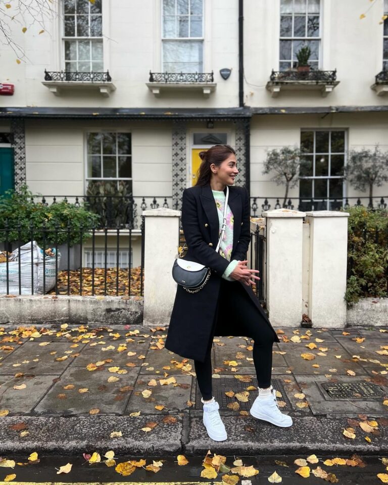 Pooja Hegde Instagram - Somewhere in the middle of winter, sunshine and autumn leaves ❄️☀️🍂🙃 London, United Kingdom