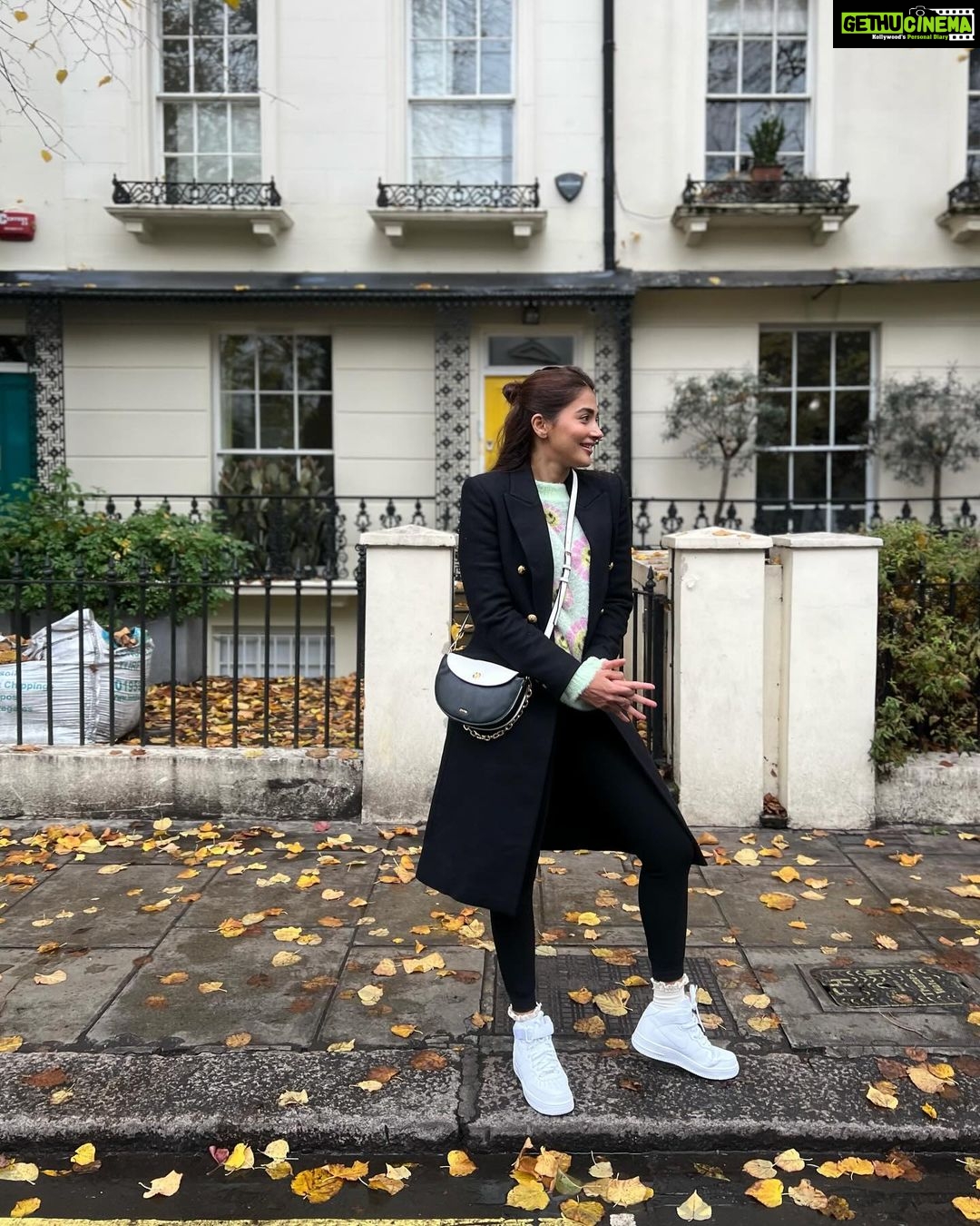 Pooja Hegde Instagram - Somewhere in the middle of winter, sunshine and autumn leaves ❄️☀️🍂🙃 London, United Kingdom