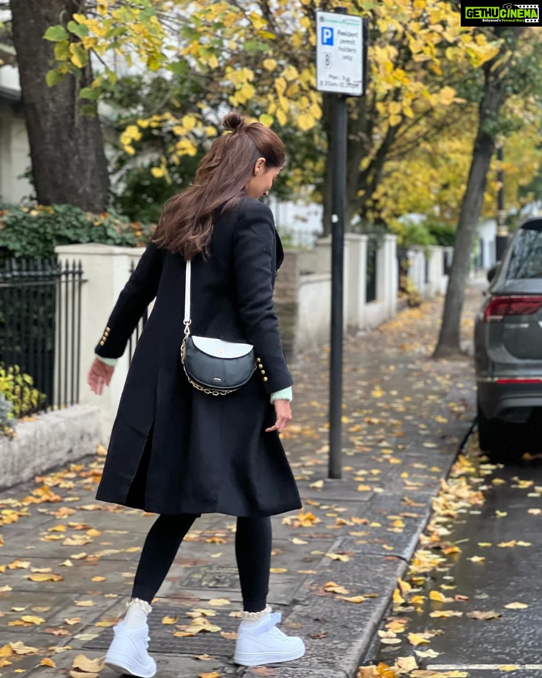 Pooja Hegde Instagram - Somewhere in the middle of winter, sunshine and autumn leaves ❄️☀️🍂🙃 London, United Kingdom