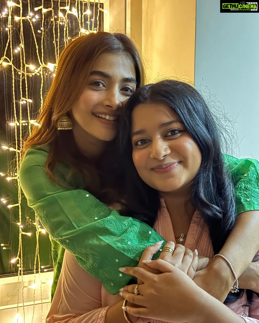 Pooja Hegde Instagram - A diwali sandwich ❤️ Happy Diwali from us to you 🪔 #loveandlight #famjam London, United Kingdom