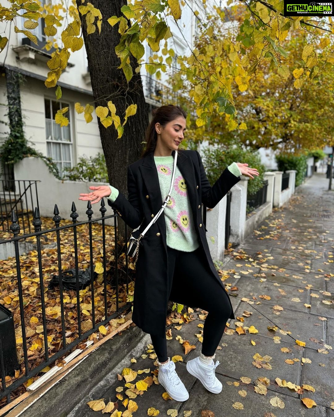 Pooja Hegde Instagram - Somewhere in the middle of winter, sunshine and autumn leaves ❄️☀️🍂🙃 London, United Kingdom