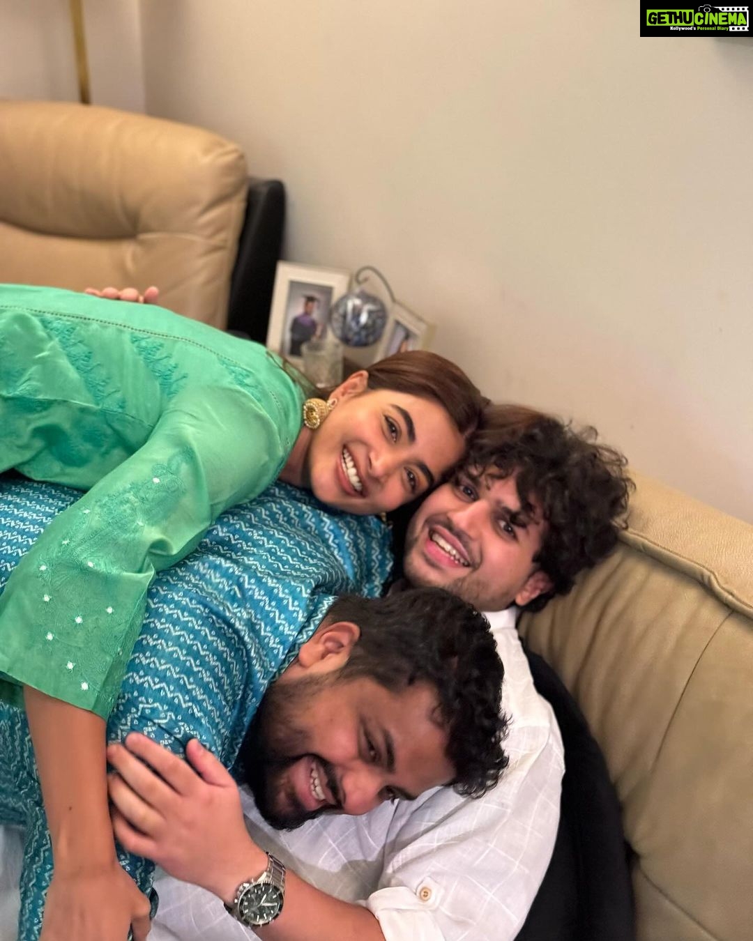 Pooja Hegde Instagram - A diwali sandwich ❤️ Happy Diwali from us to you 🪔 #loveandlight #famjam London, United Kingdom