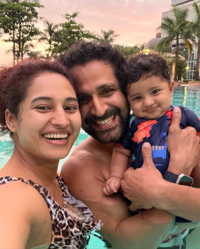 Pooja Ramachandran Instagram - Introducing our baby to our most favourite holiday activity.. 🥰 #waterbabies #miniholiday #family #babyboy #kiaankokken #sunsets