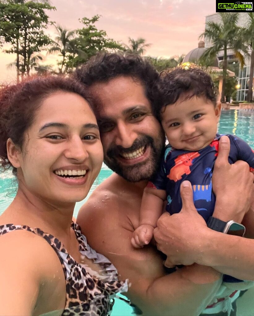 Pooja Ramachandran Instagram - Introducing our baby to our most favourite holiday activity.. 🥰 #waterbabies #miniholiday #family #babyboy #kiaankokken #sunsets