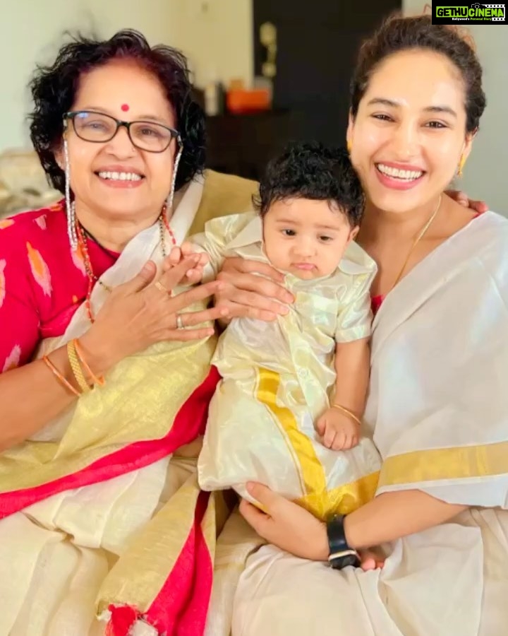 Pooja Ramachandran Instagram - My baby’s first Onam and his 4th month Birthday and missing @highonkokken sooooo much! Happy to have mom with us to celebrate. #onam2023 #kiaankokken #firstonam #keralasaree