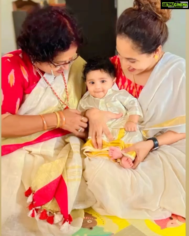 Pooja Ramachandran Instagram - My baby’s first Onam and his 4th month Birthday and missing @highonkokken sooooo much! Happy to have mom with us to celebrate. #onam2023 #kiaankokken #firstonam #keralasaree