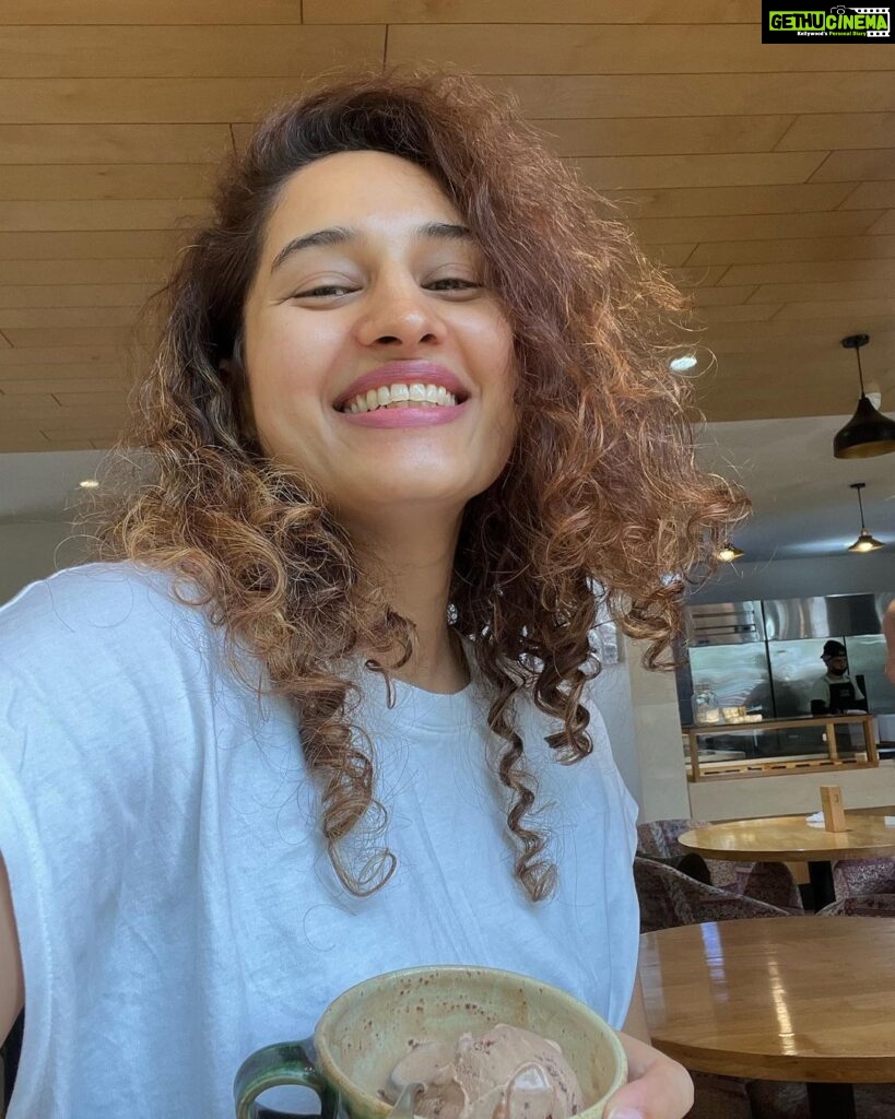 Pooja Ramachandran Instagram - When you make a pit stop for some ice cream and the lighting is just perfect 🥰♥️ #happyme #dontloseyoursmile
