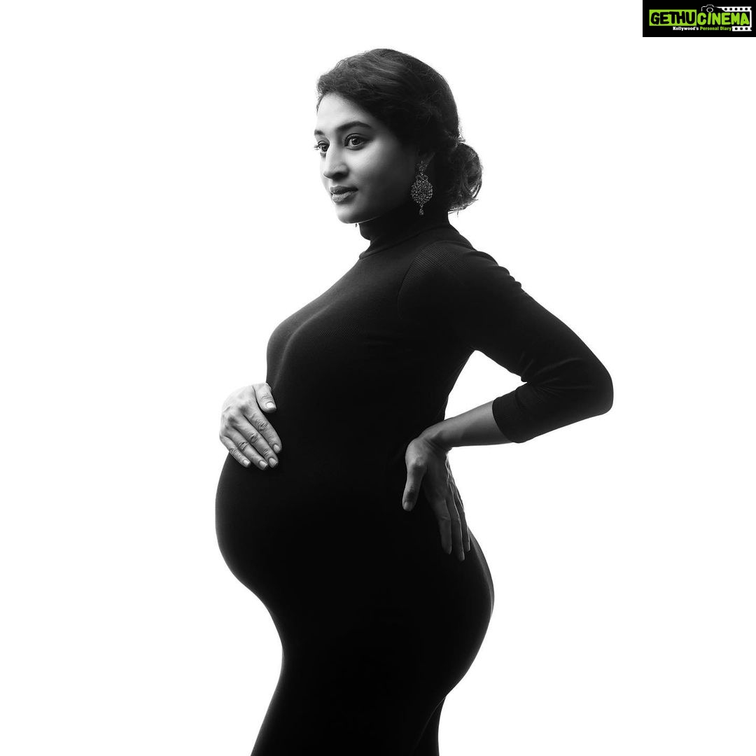 Pooja Ramachandran Instagram - A woman is the full circle. Within her is the power to create, nurture and transform. Shot by @kiyoshotz MUA @malar_mua_ Hair karunya_mua Manager @kannan_2000 #maternityshoot #maternityphotography #maternityfashion #pregnancyphotoshoot #pregnancydiary #pregnancyjourney #lifeinsideofme #mybaby #blessedandgrateful #homestretch #indianpregnantmom #pregnantbelly #indianpregnantwomen #mommatobe #welcomingbaby #posers #livelovelaugh #onelife