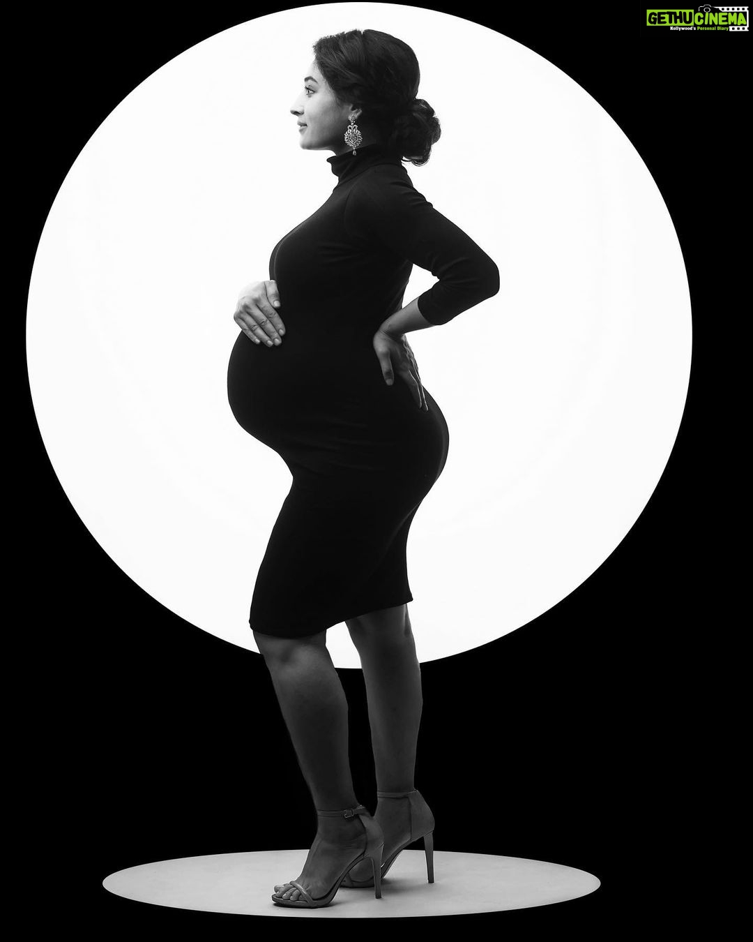 Pooja Ramachandran Instagram - The most alluring thing a woman can have is confidence! Shot by @kiyoshotz MUA @malar_mua_ Hair karunya_mua Manager @kannan_2000 #maternityshoot #maternityphotography #maternityfashion #pregnancyphotoshoot #pregnancydiary #pregnancyjourney #lifeinsideofme #mybaby #blessedandgrateful #homestretch #indianpregnantmom #pregnantbelly #indianpregnantwomen #mommatobe #welcomingbaby #posers #livelovelaugh #onelife
