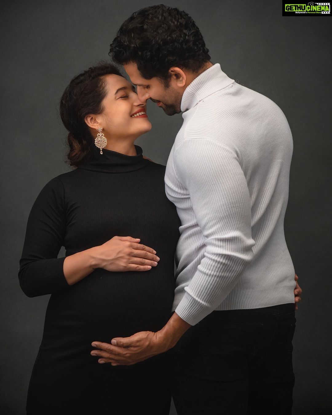 Pooja Ramachandran Instagram - When I met this man years ago, all I had to give him was broken pieces of me.. and he took each of them and filled me up with so much love. He stood by me through it all and showed me day in and out that there was nothing more important to him than my happiness. Everything he did for me was because he could put a smile on my face. My cup of love overflows with his love now and I’ve never looked back! I must have done something so right to have him in my life! They say work on your relationship everyday and we did and will still continue do for the rest of our time. ♥️♾️♥️ Shot by @kiyoshotz MUA @malar_mua_ Hair karunya_mua Manager @kannan_2000 #maternityshoot #maternityphotography #maternityfashion #pregnancyphotoshoot #pregnancydiary #pregnancyjourney #lifeinsideofme #mybaby #blessedandgrateful #homestretch #indianpregnantmom #pregnantbelly #indianpregnantwomen #mommatobe #welcomingbaby #posers #livelovelaugh #onelife