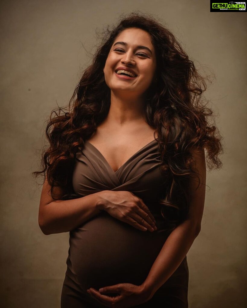 Pooja Ramachandran Instagram - “We don’t laugh because we are happy. We’re happy because we laugh!” @kiyoshotz you guys are so much fun to work with! Thank you for making my shoot so easy and fun! MUA @malar_mua_ Hair karunya_mua Manager @kannan_2000 #maternityshoot #maternityphotography #maternityfashion #pregnancyphotoshoot #pregnancydiary #pregnancyjourney #lifeinsideofme #mybaby #blessedandgrateful #homestretch #indianpregnantmom #pregnantbelly #indianpregnantwomen #mommatobe #welcomingbaby #posers #livelovelaugh #onelife