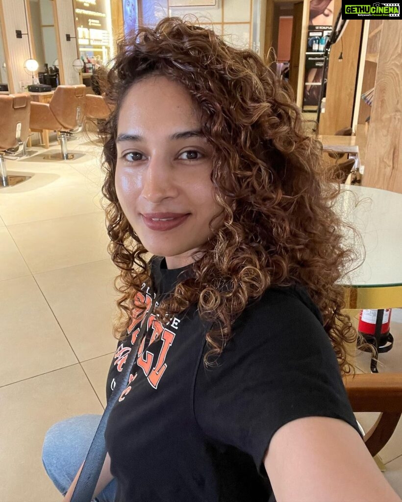 Pooja Ramachandran Instagram - Before/after ✅Do something you never did before 😄#loveit #newcolour #fresh Hair cut and colour @page3salon_velachery