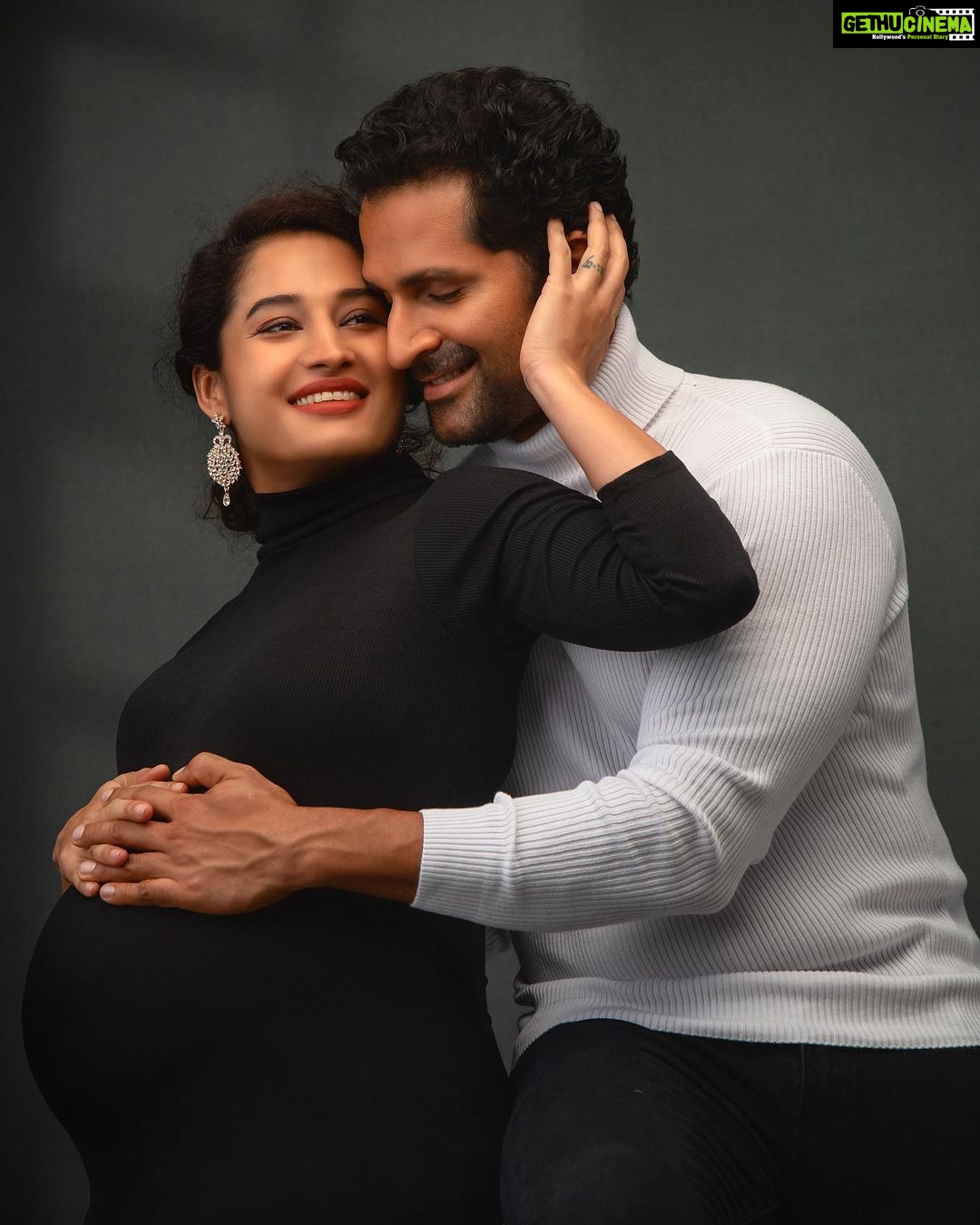 Pooja Ramachandran Instagram - When I met this man years ago, all I had to give him was broken pieces of me.. and he took each of them and filled me up with so much love. He stood by me through it all and showed me day in and out that there was nothing more important to him than my happiness. Everything he did for me was because he could put a smile on my face. My cup of love overflows with his love now and I’ve never looked back! I must have done something so right to have him in my life! They say work on your relationship everyday and we did and will still continue do for the rest of our time. ♥️♾️♥️ Shot by @kiyoshotz MUA @malar_mua_ Hair karunya_mua Manager @kannan_2000 #maternityshoot #maternityphotography #maternityfashion #pregnancyphotoshoot #pregnancydiary #pregnancyjourney #lifeinsideofme #mybaby #blessedandgrateful #homestretch #indianpregnantmom #pregnantbelly #indianpregnantwomen #mommatobe #welcomingbaby #posers #livelovelaugh #onelife