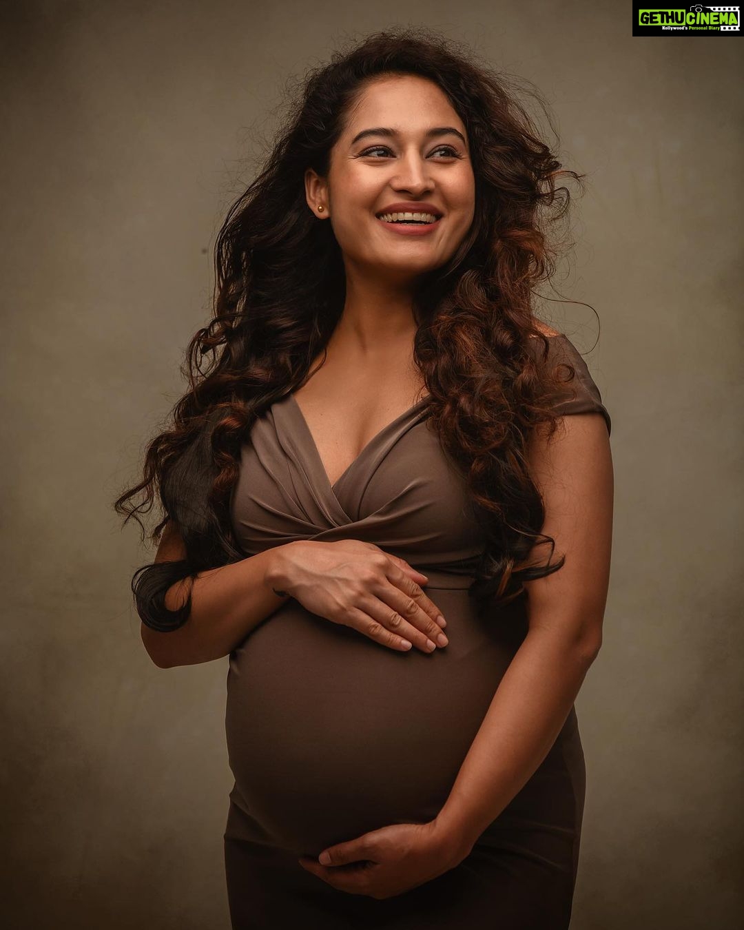 Pooja Ramachandran Instagram - “We don’t laugh because we are happy. We’re happy because we laugh!” @kiyoshotz you guys are so much fun to work with! Thank you for making my shoot so easy and fun! MUA @malar_mua_ Hair karunya_mua Manager @kannan_2000 #maternityshoot #maternityphotography #maternityfashion #pregnancyphotoshoot #pregnancydiary #pregnancyjourney #lifeinsideofme #mybaby #blessedandgrateful #homestretch #indianpregnantmom #pregnantbelly #indianpregnantwomen #mommatobe #welcomingbaby #posers #livelovelaugh #onelife