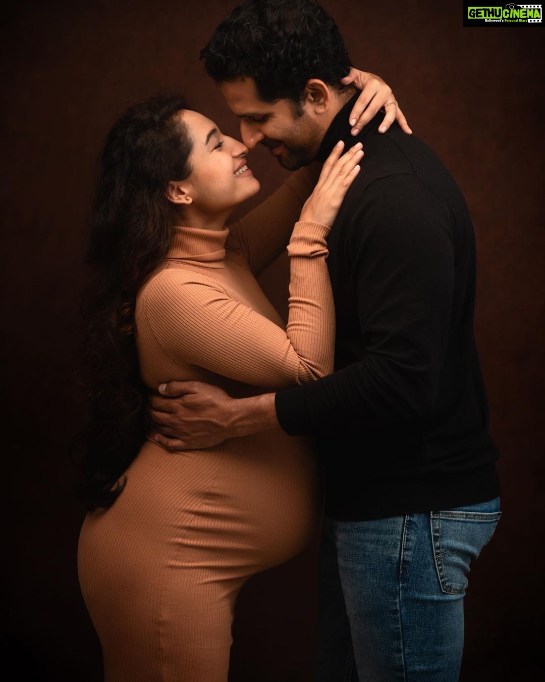 Pooja Ramachandran Instagram - Posers just doin their thing! ๐ Shot by @kiyoshotz Make up @malar_mua_ Hair karunya_mua Manager @kannan_2000 #maternityshoot #maternityphotography #maternityfashion #pregnancyphotoshoot #pregnancydiary #pregnancyjourney #lifeinsideofme #mybaby #blessedandgrateful #homestretch #indianpregnantmom #pregnantbelly #indianpregnantwomen #mommatobe #welcomingbaby #posers #livelovelaugh #onelife