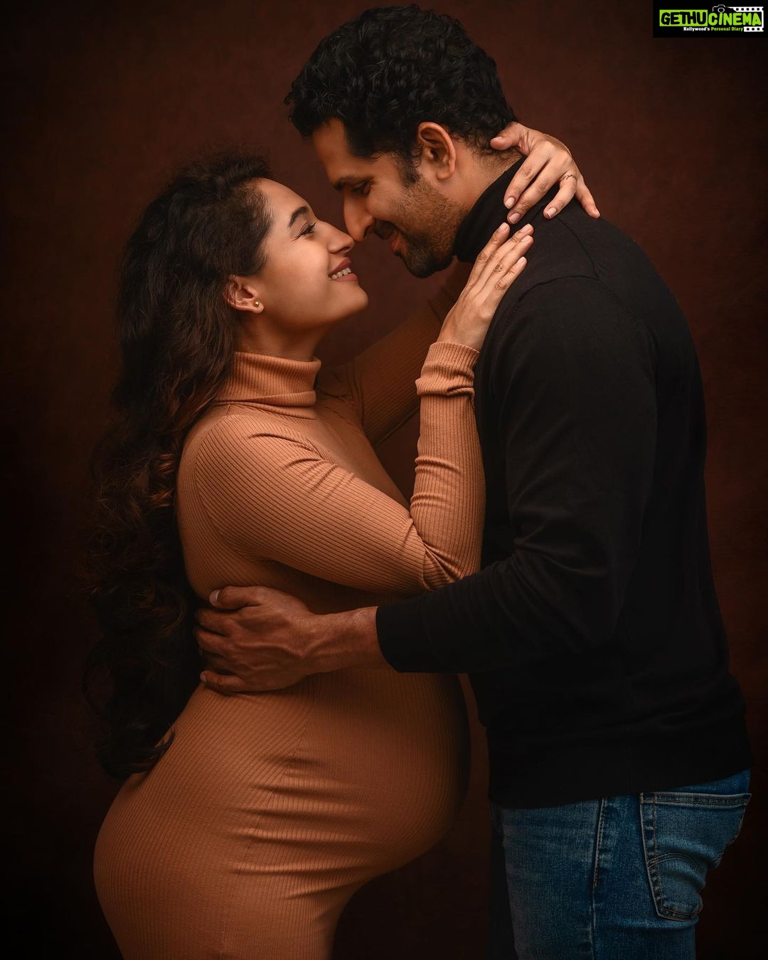 Pooja Ramachandran Instagram - Posers just doin their thing! ๐ Shot by @kiyoshotz Make up @malar_mua_ Hair karunya_mua Manager @kannan_2000 #maternityshoot #maternityphotography #maternityfashion #pregnancyphotoshoot #pregnancydiary #pregnancyjourney #lifeinsideofme #mybaby #blessedandgrateful #homestretch #indianpregnantmom #pregnantbelly #indianpregnantwomen #mommatobe #welcomingbaby #posers #livelovelaugh #onelife