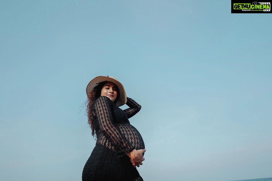 Pooja Ramachandran Instagram - Perhaps the light that made her beautiful was not from her eyes, nor from her smile, but from the way that no matter the darkness that swirled around her, within her, she still found the courage to shine. Shot by @zerogravityphotography MUA @mua_vijisharath PR @uthrauv #maternityshoot #maternityphotography #maternityfashion #pregnancyphotoshoot #pregnancydiary #pregnancyjourney #lifeinsideofme #mybaby #blessedandgrateful #homestretch #indianpregnantmom #pregnantbelly #beachside #beachgirl