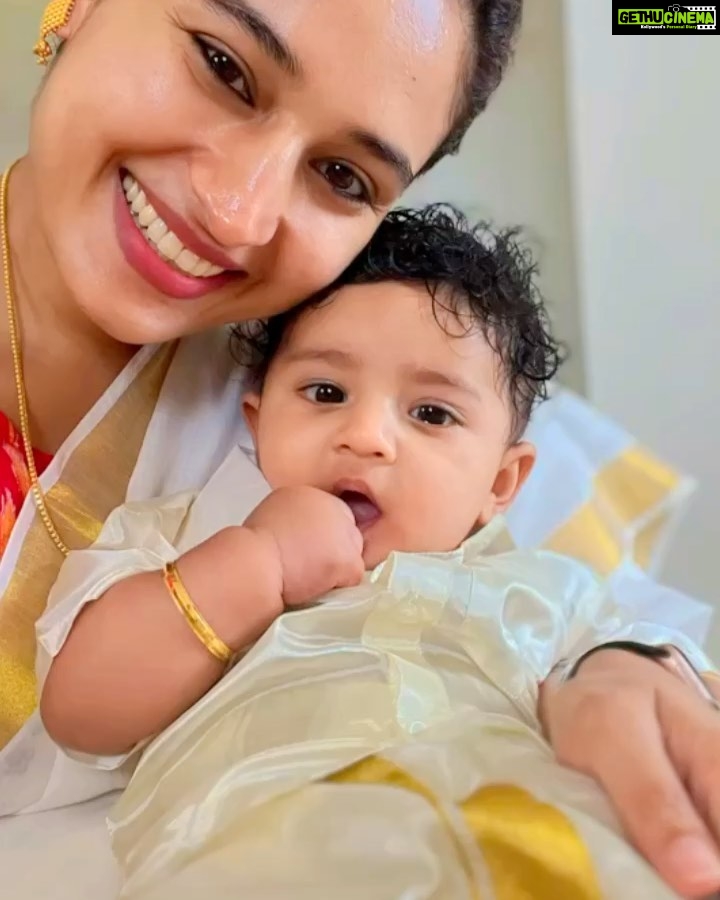 Pooja Ramachandran Instagram - My baby’s first Onam and his 4th month Birthday and missing @highonkokken sooooo much! Happy to have mom with us to celebrate. #onam2023 #kiaankokken #firstonam #keralasaree