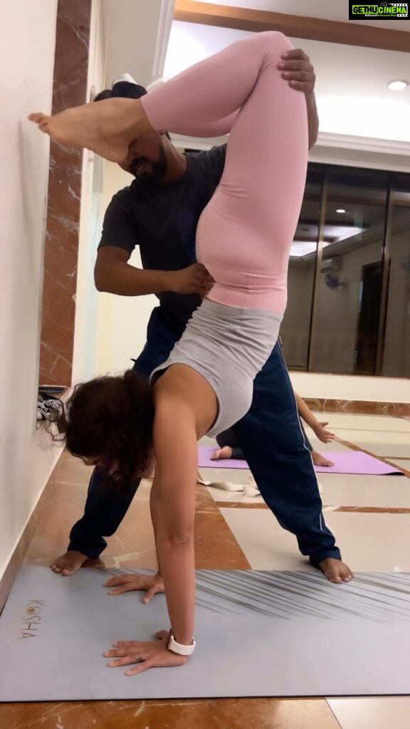 Pooja Ramachandran Instagram - Next international yoga day I’m going to be back full form! Miss my yoga classes so much!! Yoga mat @kosha_yoga_co Instructor @yoga_rupeshmayekar #happyinternationalyogaday #yogaforlife #vrischikasana #scorpionpose #yogasehoga