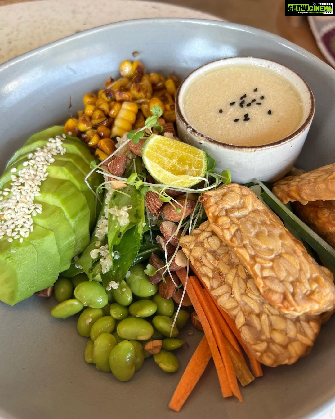 Pooja Ramachandran Instagram - The cafe with the kind of food we looooveeeee.. such a cute little cafe with the warmest staff! There was nothing in their menu we dint like. 🤤🤤🤤 Remix Café