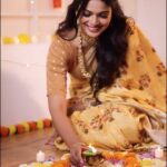 Pooja Sawant Instagram – माझ्याकडून आणि कल्याण परिवाराकडून तुम्हासर्वांना दिवाळीच्या खुप खुप शुभेच्छा 🪔♥️ 💫 
Jewellery by @kalyanjewellers_official 
Saree by @rioway.findyourway