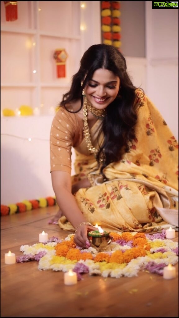 Pooja Sawant Instagram - माझ्याकडून आणि कल्याण परिवाराकडून तुम्हासर्वांना दिवाळीच्या खुप खुप शुभेच्छा 🪔♥️ 💫 Jewellery by @kalyanjewellers_official Saree by @rioway.findyourway