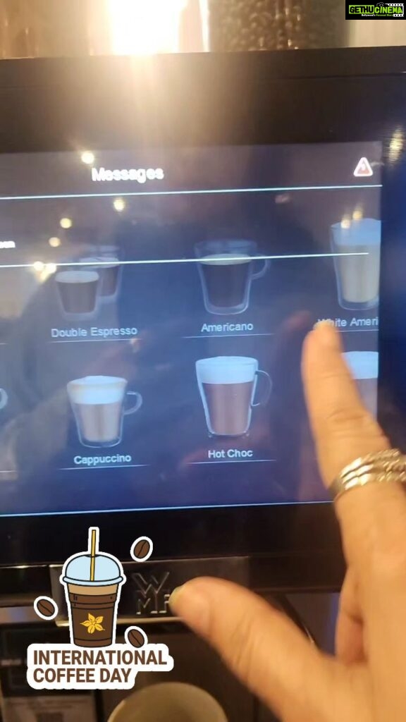 Poonam Dhillon Instagram - Happy International World Coffee Day to all Coffee Lovers !!!☕️ ☕️ ☕️ enjoy it the way you like it .. my favourite is the home made hand beaten frothy one 🥰💖