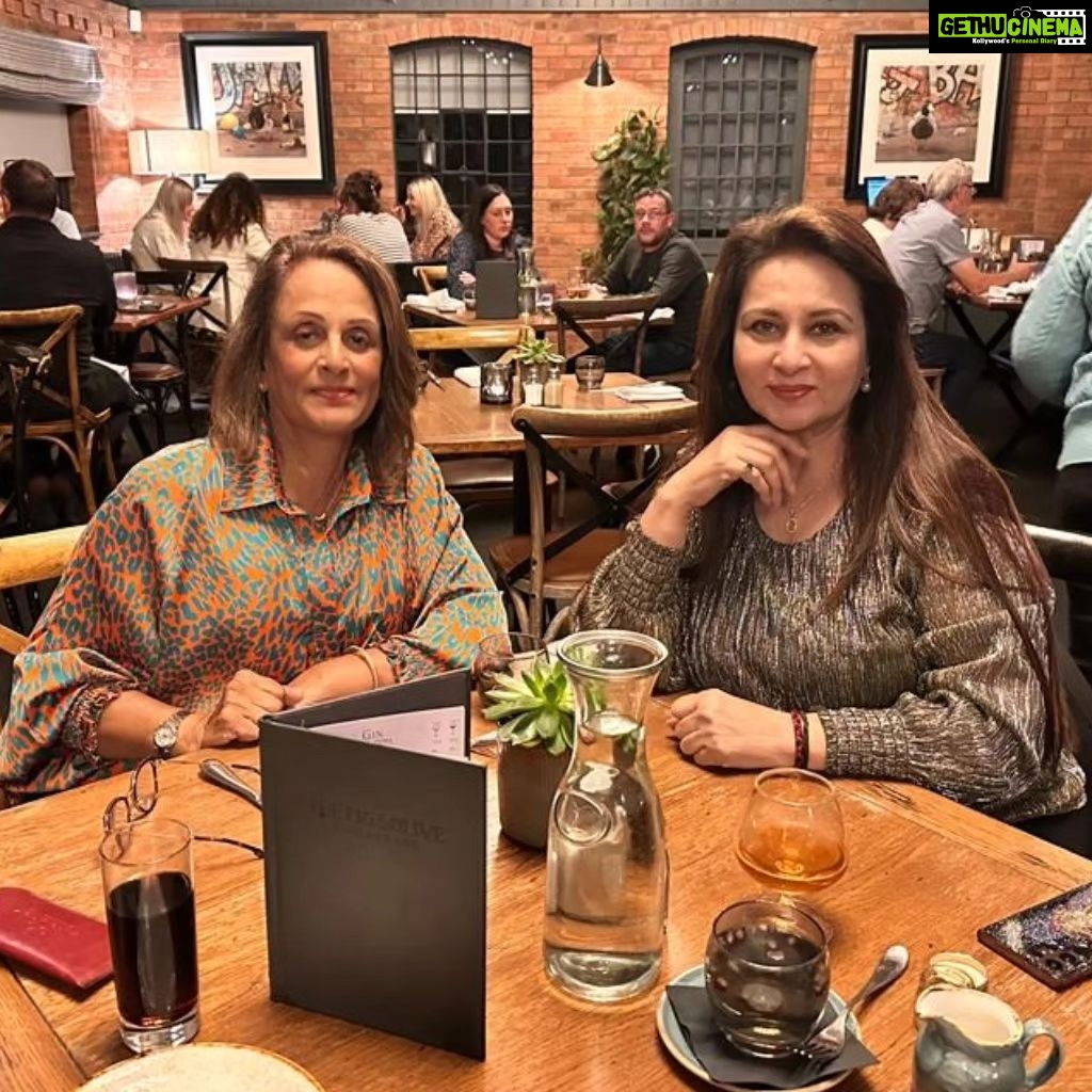 Poonam Dhillon Instagram - All the nice people of Birmingham who looked after me so well...BIG thanks 😊 🤗😍 #Gora #Nancy #Krishna# tatiksha #Rano #Kashish