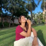 Poonam Dubey Instagram - चल तेरे इश्क़ में पड़ जाते हैं। . . . click by @motheykabita 🫰🫶 #travelphotography #memories #dayout #naturelovers #poonamdubey #actress #model ITC Maratha, Mumbai - A Luxury Collection Hotel