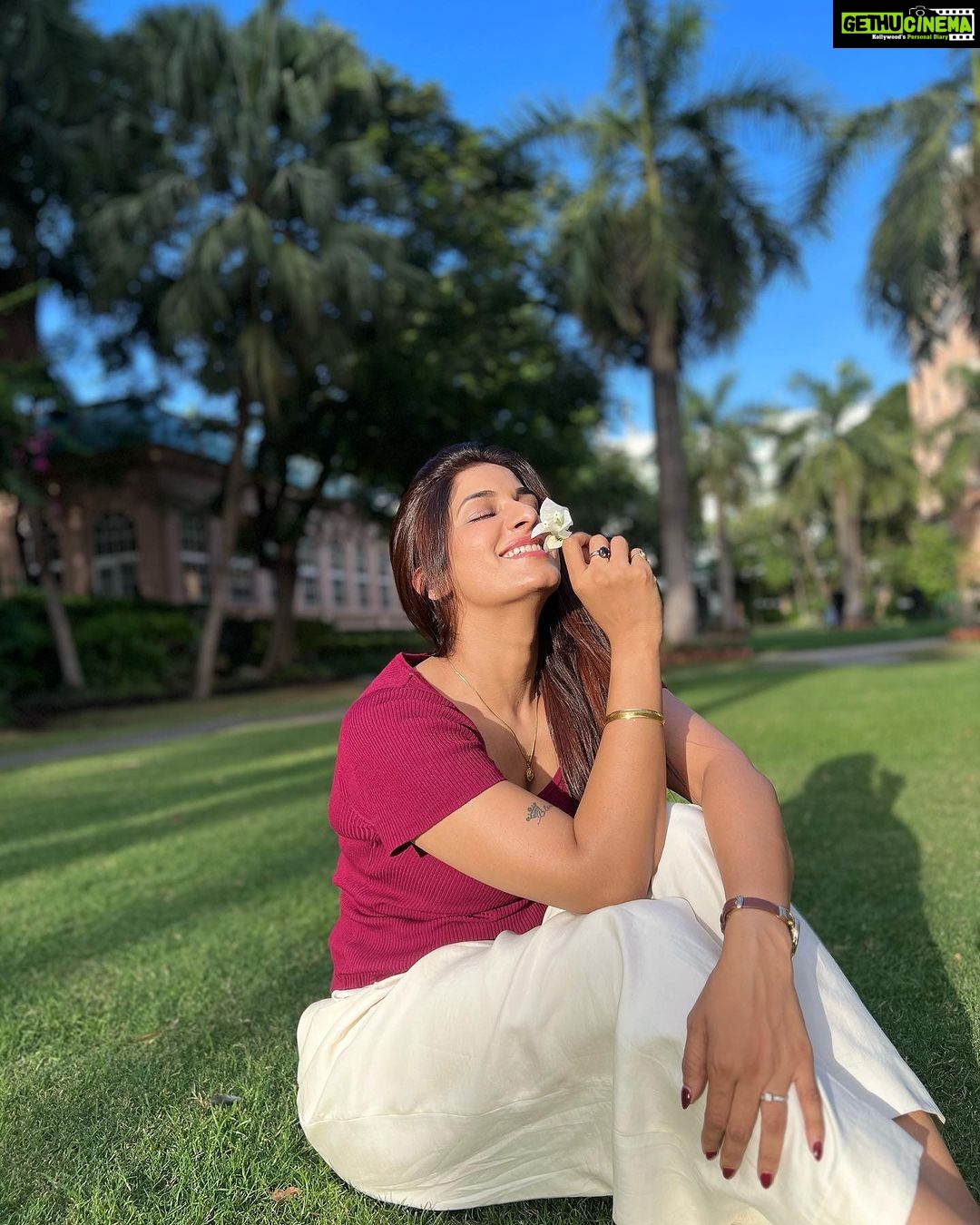 Poonam Dubey Instagram - चल तेरे इश्क़ में पड़ जाते हैं। . . . click by @motheykabita 🫰🫶 #travelphotography #memories #dayout #naturelovers #poonamdubey #actress #model ITC Maratha, Mumbai - A Luxury Collection Hotel