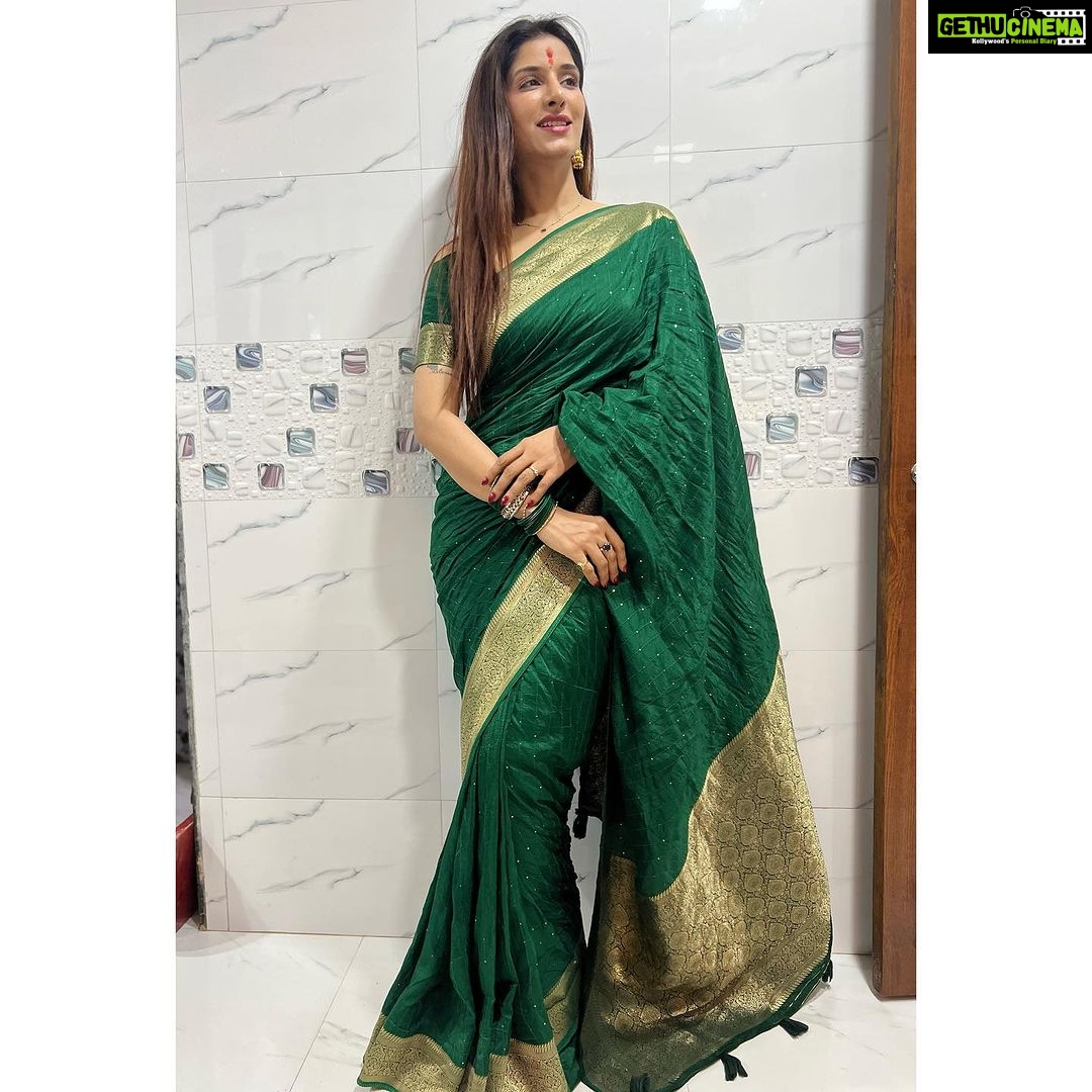 Poonam Dubey Instagram - आपको और आपके परिवार को मेरे और मेरे परिवार की तरफ़ से धनतेरस की हार्दिक शुभकामनाएँ 🙏🙏🙏🙏