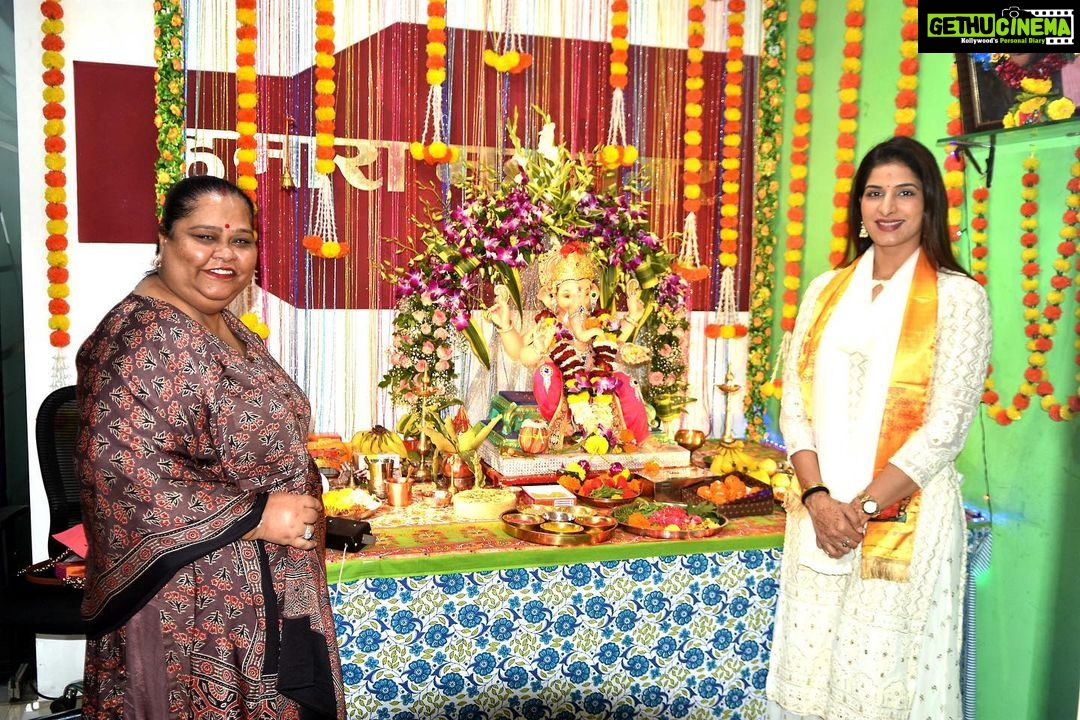 Poonam Dubey Instagram - Ganpati Bappa Morya Mangal murti Morya ππ Thank you so much @geetasingh0807 didi @sanjusingh9269 ji for inviting me for darshan and Pooja @hmahanagar.in β€οΈ & @hiranandanicha_maharaja TEJSAWINI MAHILA SEVA SANSHTA πππππ Pawai Hiranandani Supreme City