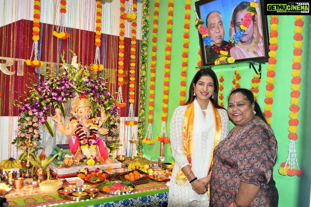 Poonam Dubey Instagram - Ganpati Bappa Morya Mangal murti Morya ππ Thank you so much @geetasingh0807 didi @sanjusingh9269 ji for inviting me for darshan and Pooja @hmahanagar.in β€οΈ & @hiranandanicha_maharaja TEJSAWINI MAHILA SEVA SANSHTA πππππ Pawai Hiranandani Supreme City