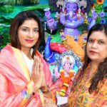 Poonam Dubey Instagram - Ganpati Bappa Morya Mangal murti Morya 🙏🙏 Thank you so much @geetasingh0807 didi @sanjusingh9269 ji for inviting me for darshan and Pooja @hmahanagar.in ❤️ & @hiranandanicha_maharaja TEJSAWINI MAHILA SEVA SANSHTA 🙏🙏🙏🙏🙏 Pawai Hiranandani Supreme City