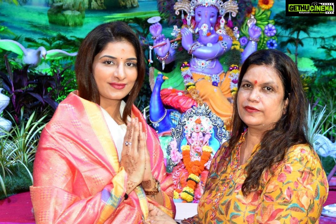 Poonam Dubey Instagram - Ganpati Bappa Morya Mangal murti Morya ππ Thank you so much @geetasingh0807 didi @sanjusingh9269 ji for inviting me for darshan and Pooja @hmahanagar.in β€οΈ & @hiranandanicha_maharaja TEJSAWINI MAHILA SEVA SANSHTA πππππ Pawai Hiranandani Supreme City