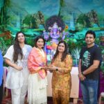 Poonam Dubey Instagram - Ganpati Bappa Morya Mangal murti Morya 🙏🙏 Thank you so much @geetasingh0807 didi @sanjusingh9269 ji for inviting me for darshan and Pooja @hmahanagar.in ❤️ & @hiranandanicha_maharaja TEJSAWINI MAHILA SEVA SANSHTA 🙏🙏🙏🙏🙏 Pawai Hiranandani Supreme City