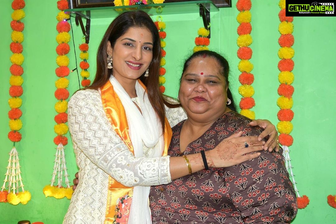 Poonam Dubey Instagram - Ganpati Bappa Morya Mangal murti Morya 🙏🙏 Thank you so much @geetasingh0807 didi @sanjusingh9269 ji for inviting me for darshan and Pooja @hmahanagar.in ❤️ & @hiranandanicha_maharaja TEJSAWINI MAHILA SEVA SANSHTA 🙏🙏🙏🙏🙏 Pawai Hiranandani Supreme City
