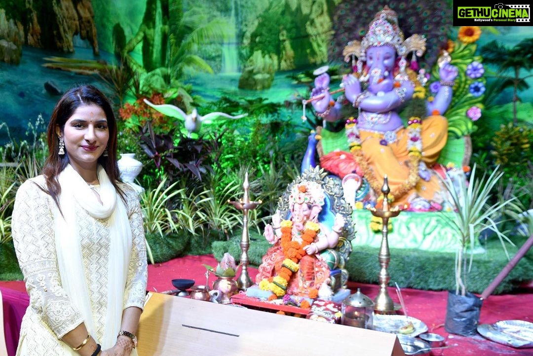 Poonam Dubey Instagram - Ganpati Bappa Morya Mangal murti Morya ππ Thank you so much @geetasingh0807 didi @sanjusingh9269 ji for inviting me for darshan and Pooja @hmahanagar.in β€οΈ & @hiranandanicha_maharaja TEJSAWINI MAHILA SEVA SANSHTA πππππ Pawai Hiranandani Supreme City