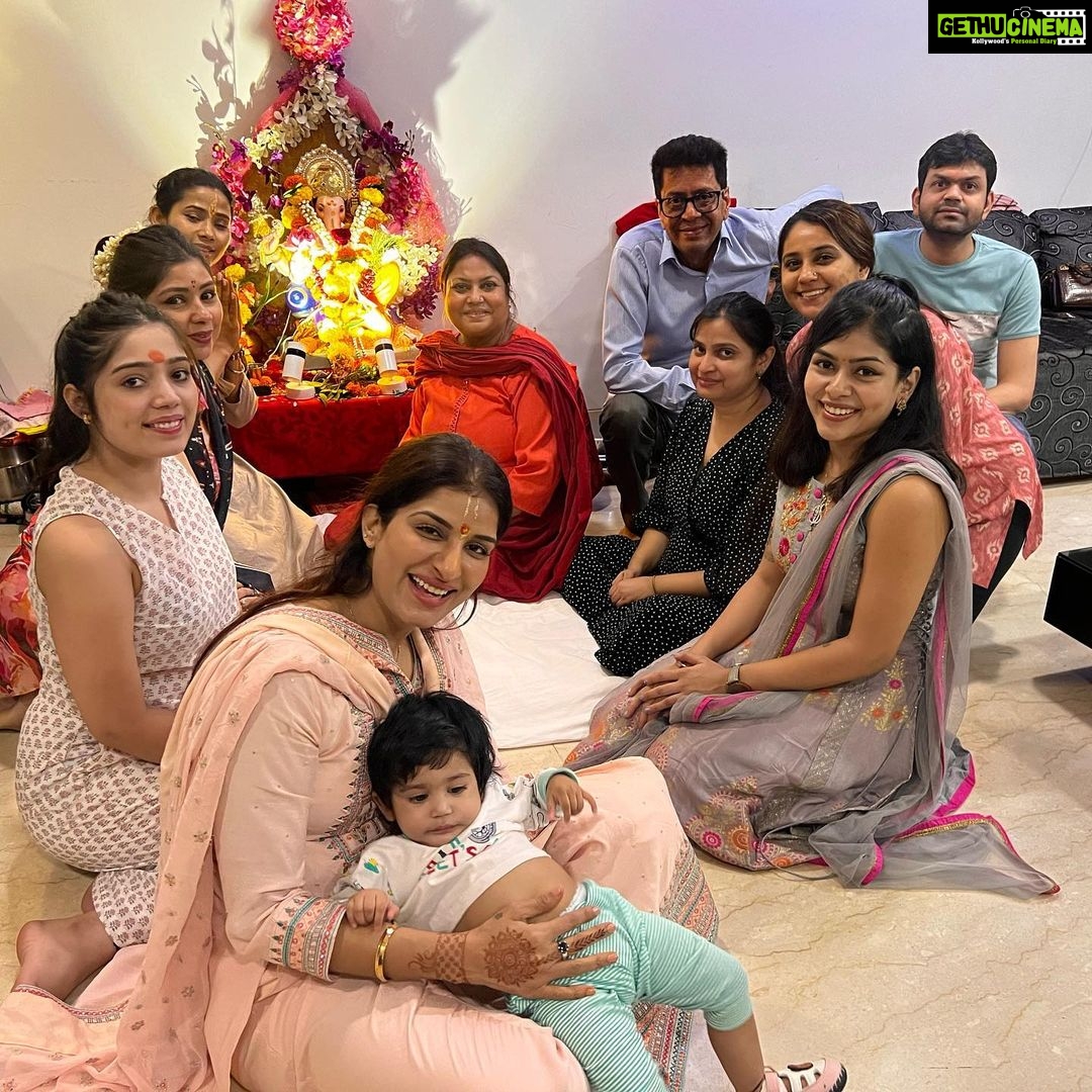Poonam Dubey Instagram - Ganpati Bappa Morya , Mangal murti Morya 🙏🙏🙏🙏🙏 thank you so much Anand ji and Sunita ji for inviting me #darshan #pooja #blessed #poonamdubey Mumbai, Maharashtra